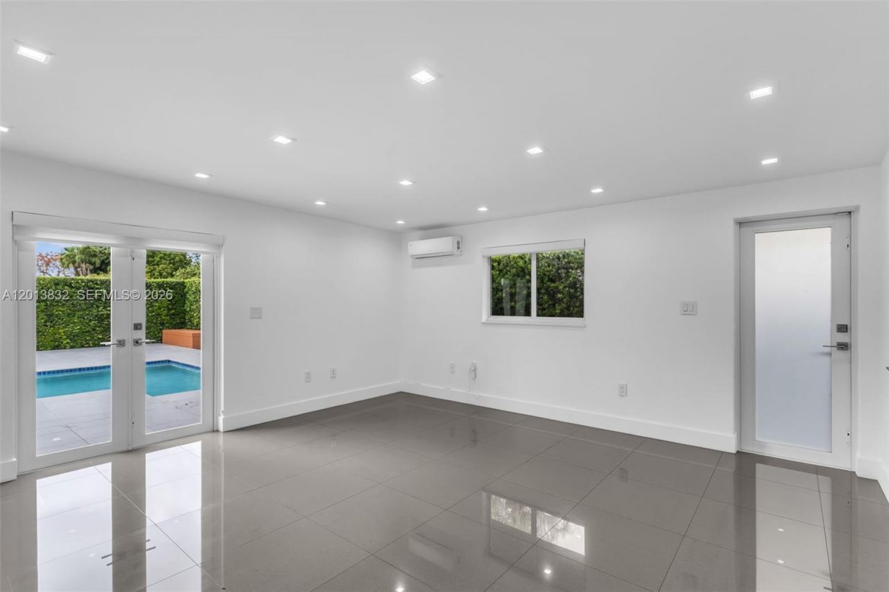 3112 Village Green Dr , Miami, FL 33175 Photo