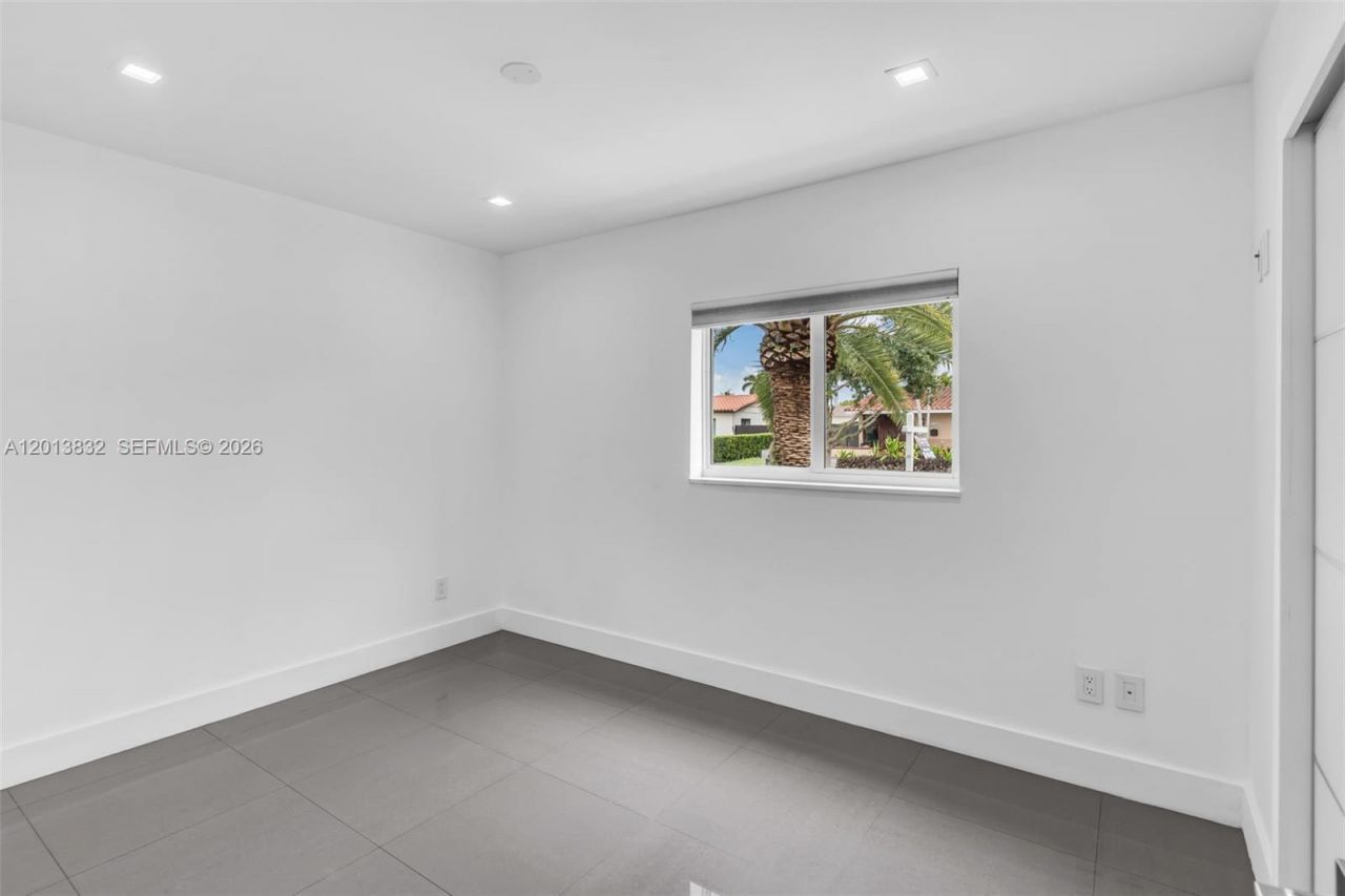 3112 Village Green Dr , Miami, FL 33175 Photo