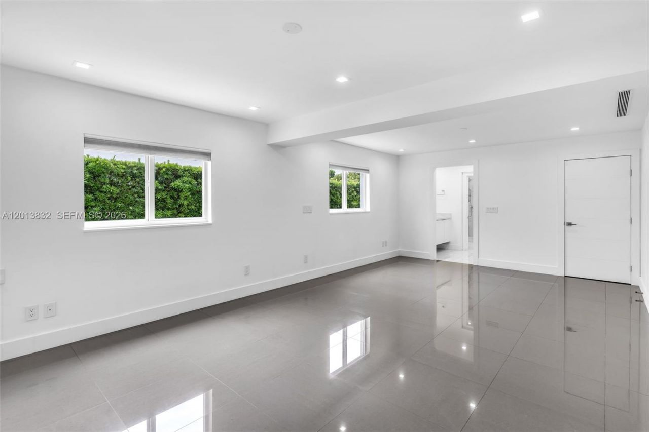 3112 Village Green Dr , Miami, FL 33175 Photo