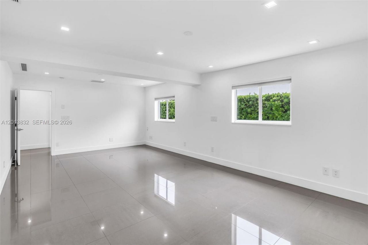 3112 Village Green Dr , Miami, FL 33175 Photo