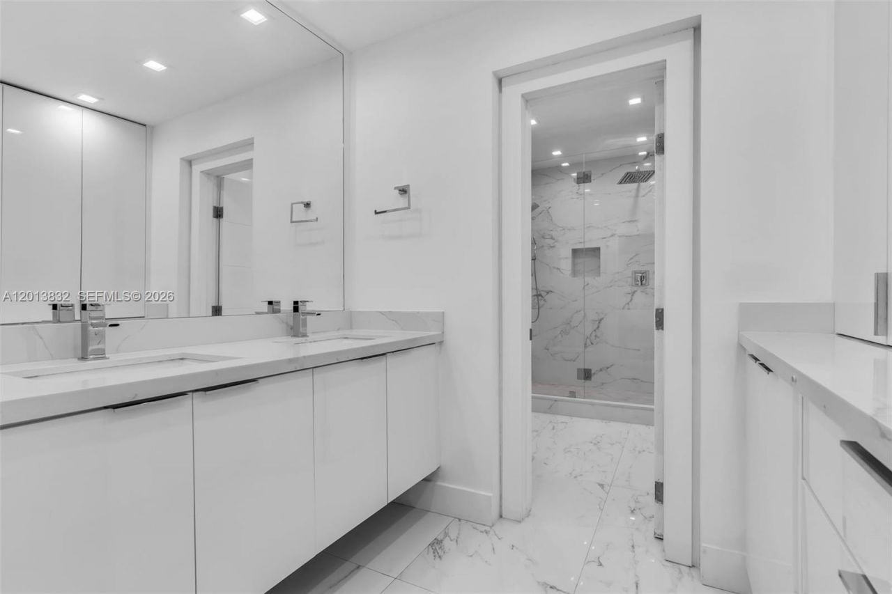 3112 Village Green Dr , Miami, FL 33175 Photo