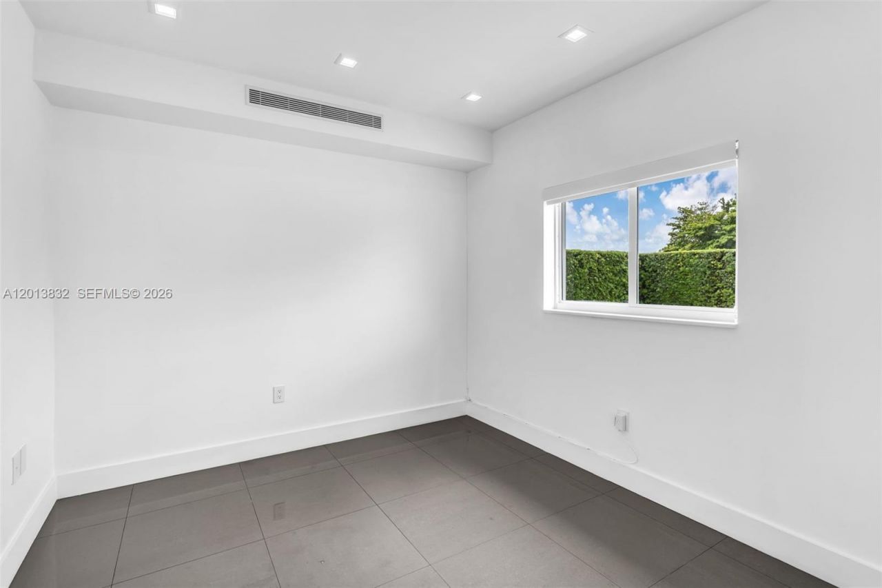3112 Village Green Dr , Miami, FL 33175 Photo