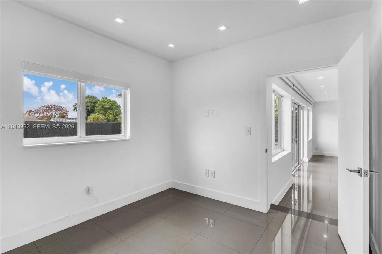 3112 Village Green Dr , Miami, FL 33175 Photo