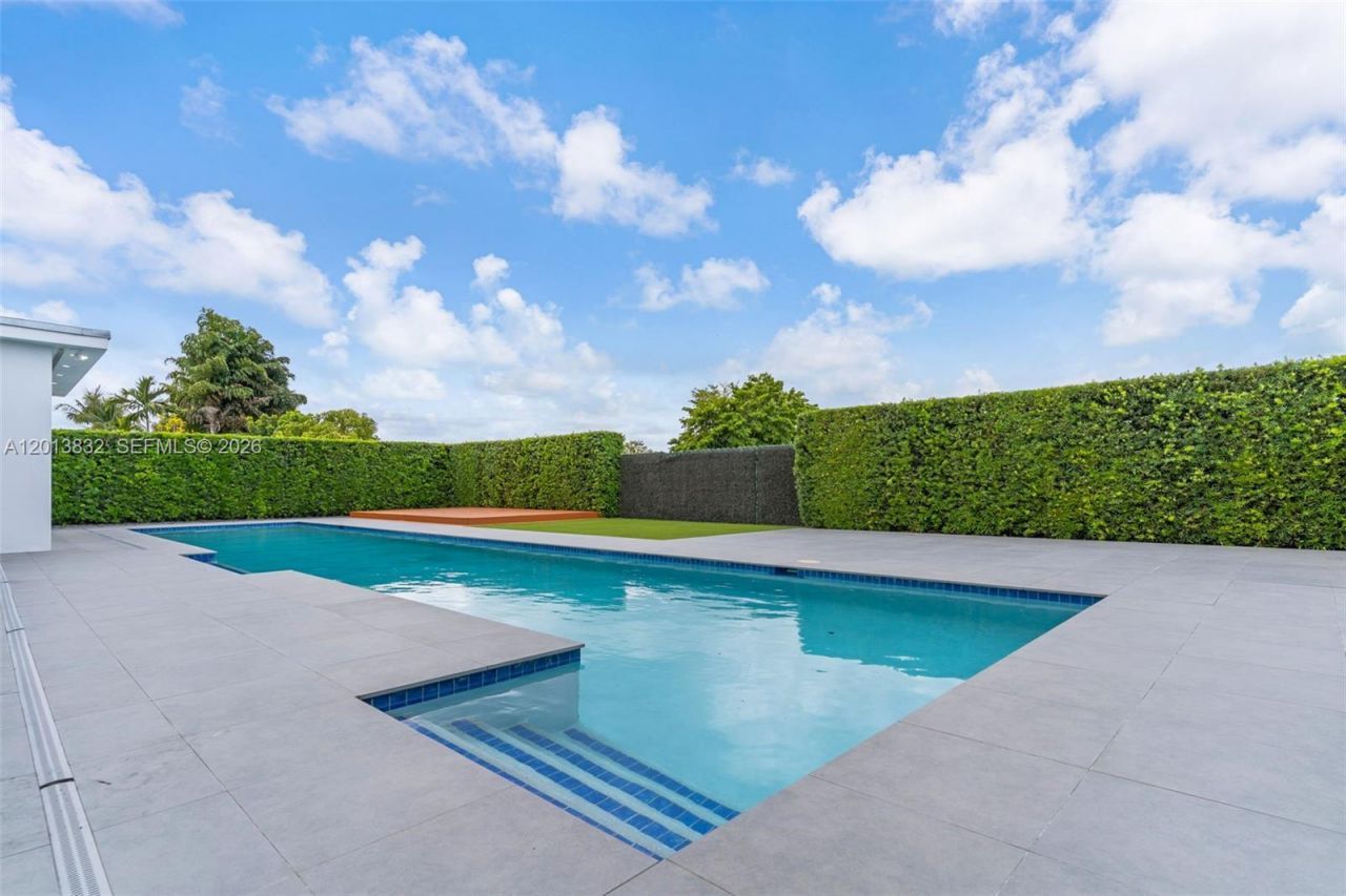 3112 Village Green Dr , Miami, FL 33175 Photo