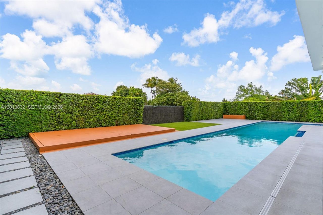 3112 Village Green Dr , Miami, FL 33175 Photo