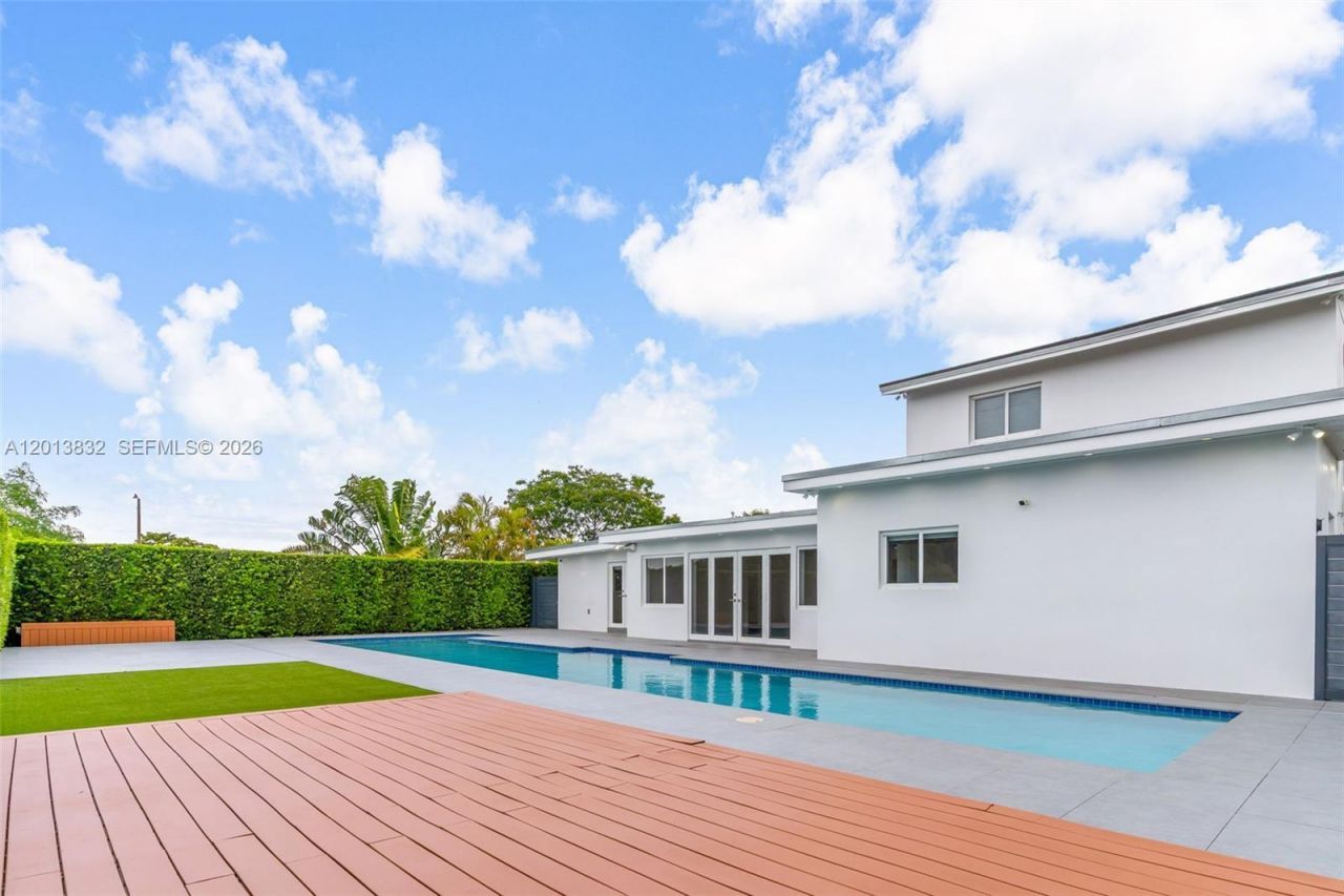 3112 Village Green Dr , Miami, FL 33175 Photo