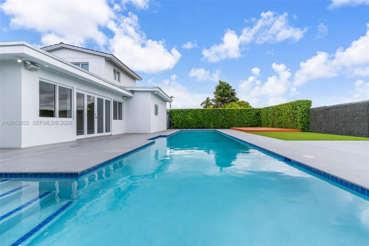 3112 Village Green Dr , Miami, FL 33175 Photo