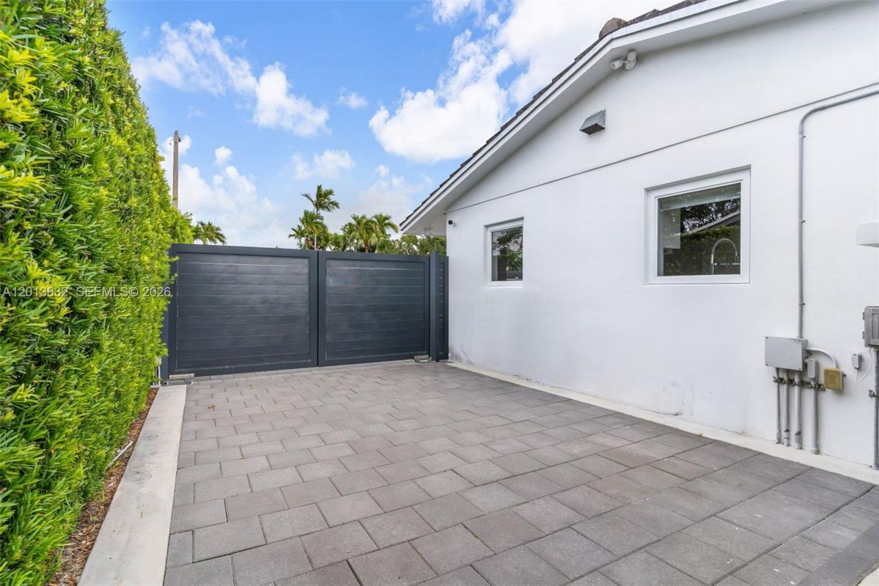 3112 Village Green Dr , Miami, FL 33175 Photo