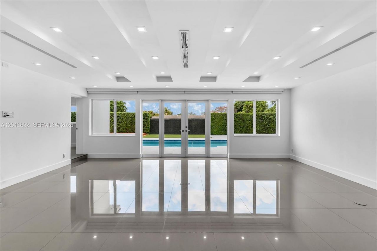 3112 Village Green Dr , Miami, FL 33175 Photo