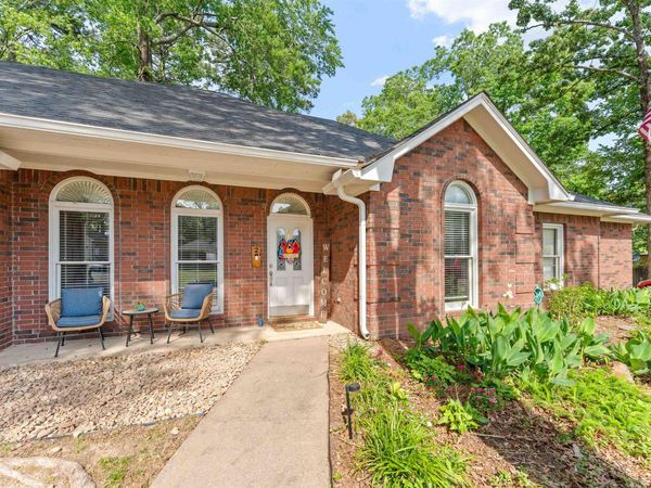 2 Crown Mountain Court, Maumelle, AR 72113