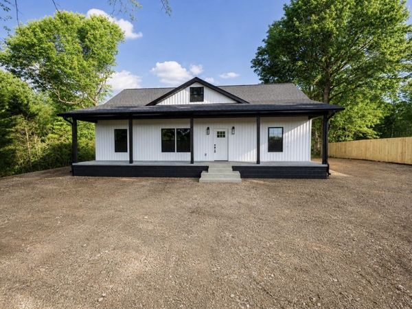 1239 N Main St N, Tennessee Ridge, TN 37178