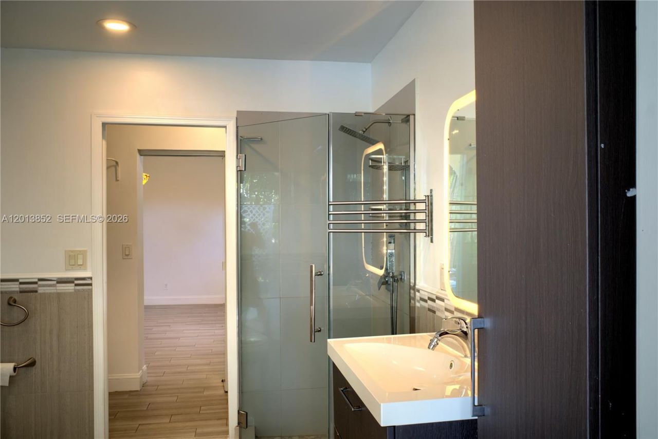 301 SW 5th St, Hallandale Beach, FL 33009 Photo