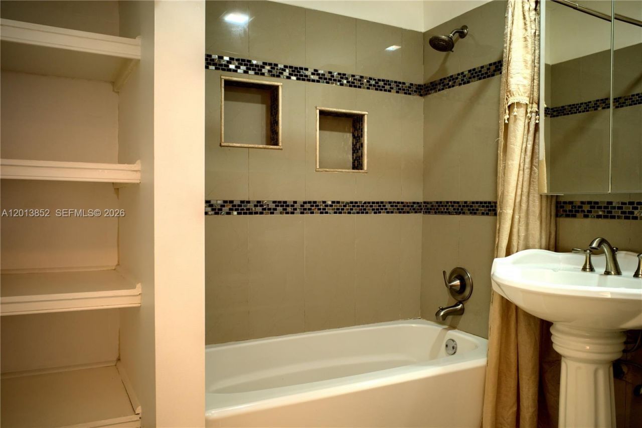 301 SW 5th St, Hallandale Beach, FL 33009 Photo