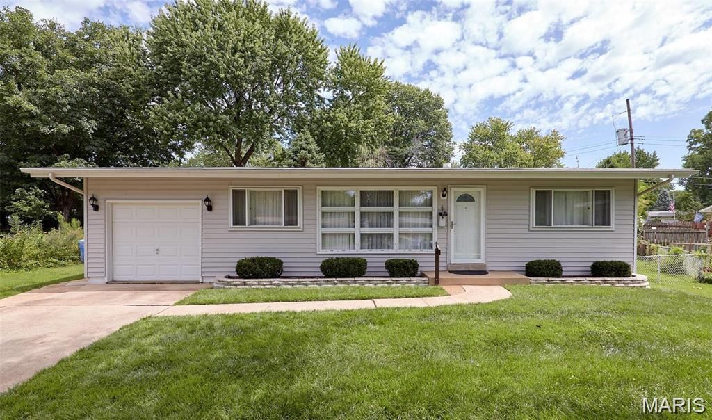 4 Fremont Court , Florissant, MO 63033 Main Photo