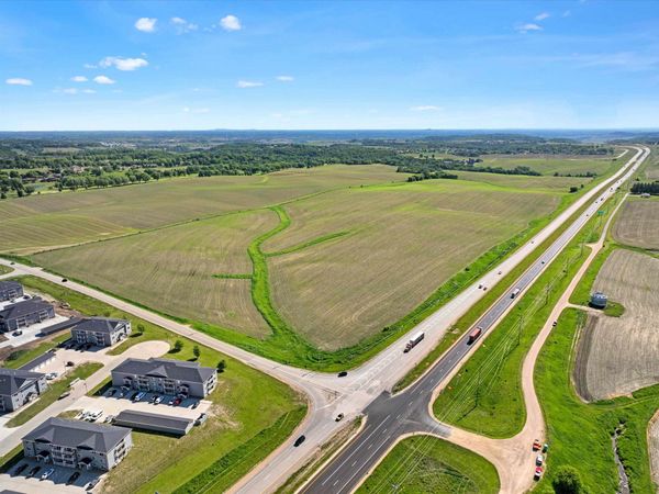 000 Thunder Hills Road, Peosta, IA 52068
