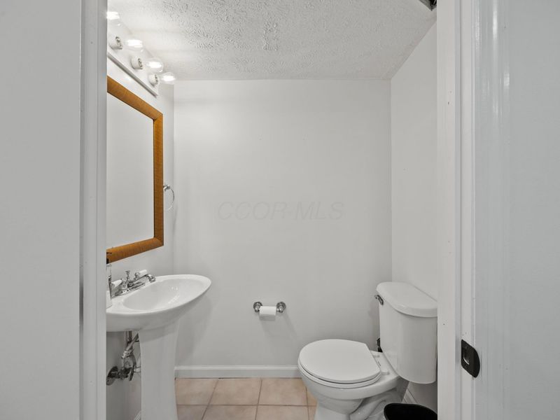 990 Venetian Way, Columbus, OH 43230 Photo 45