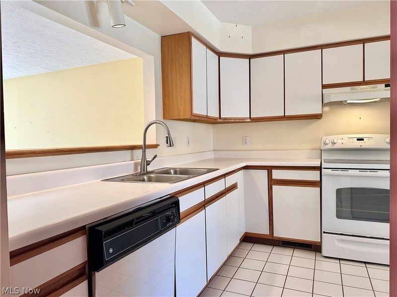 7679 Creekwood Drive, North Royalton, OH 44133 Photo 6