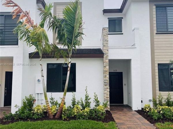 929 NE 211th St , Miami, FL 33179