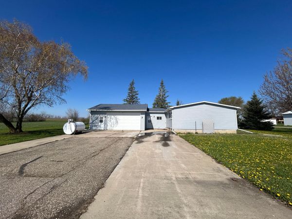 200 Prairie Avenue, Darfur, MN 56022