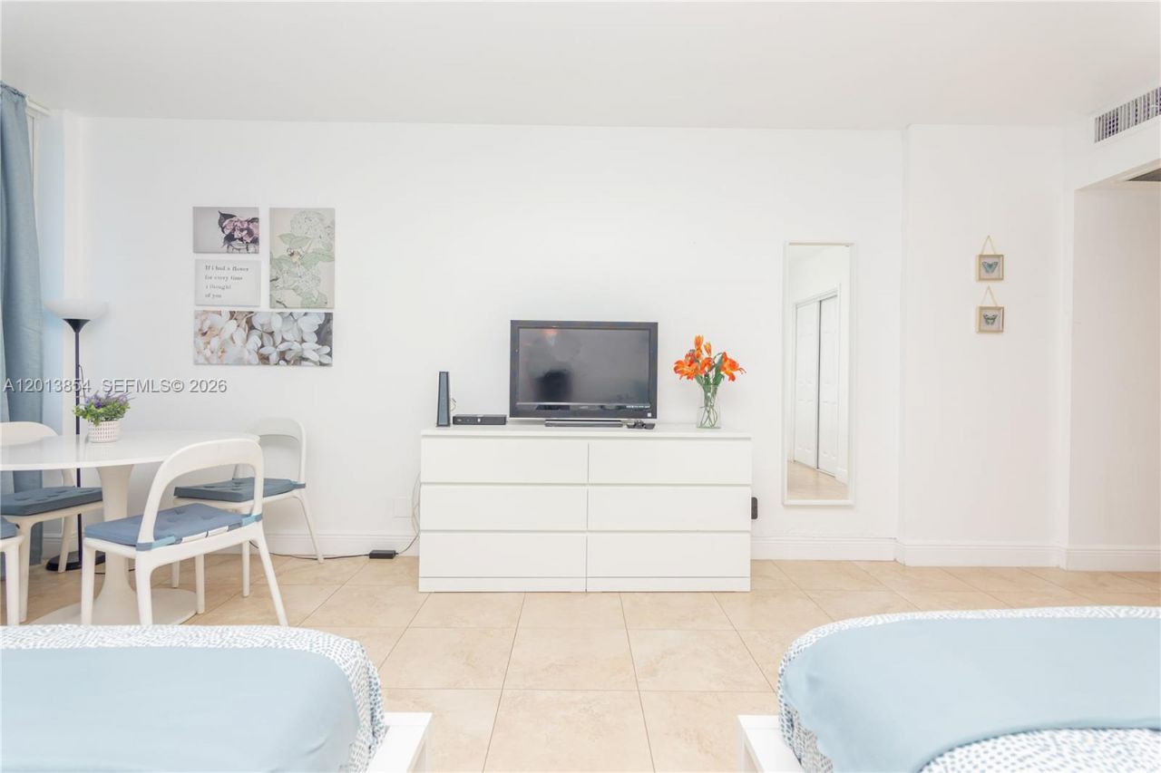 5445 Collins Ave , Unit 627, Miami Beach, FL 33140 Photo