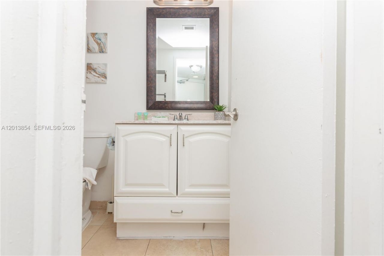 5445 Collins Ave , Unit 627, Miami Beach, FL 33140 Photo
