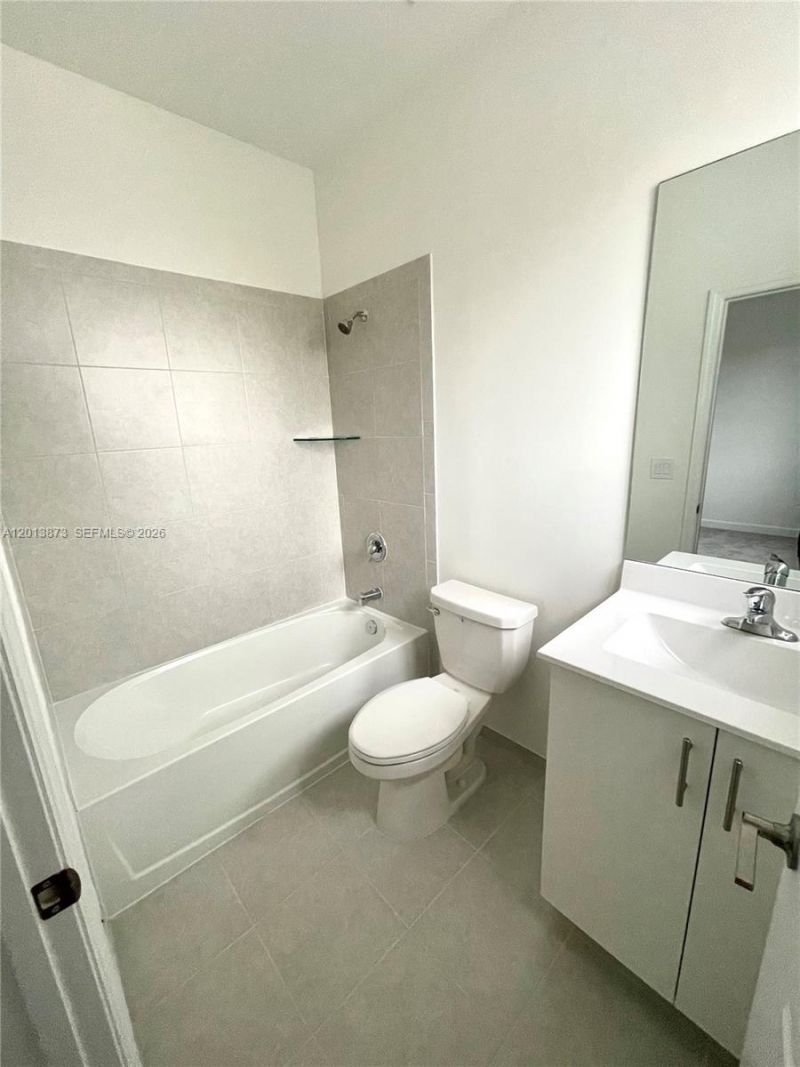 929 NE 211th St , Miami, FL 33179 Photo