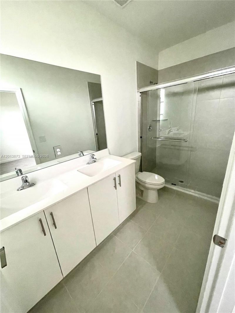 929 NE 211th St , Miami, FL 33179 Photo