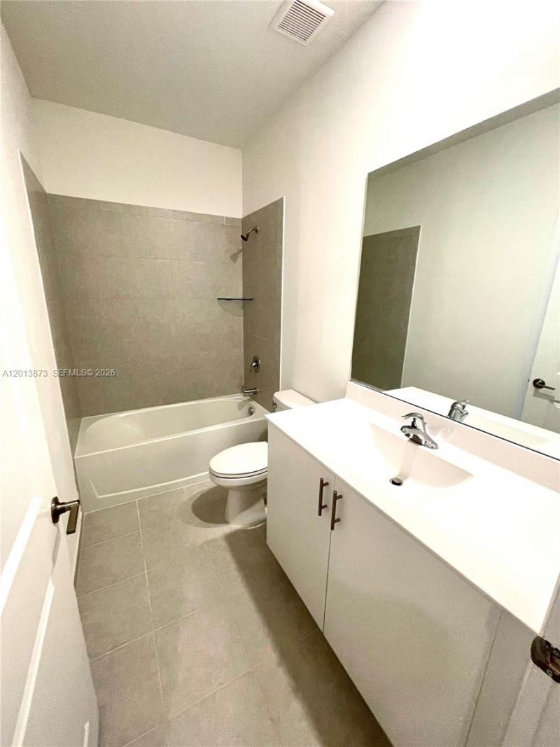 929 NE 211th St , Miami, FL 33179 Photo