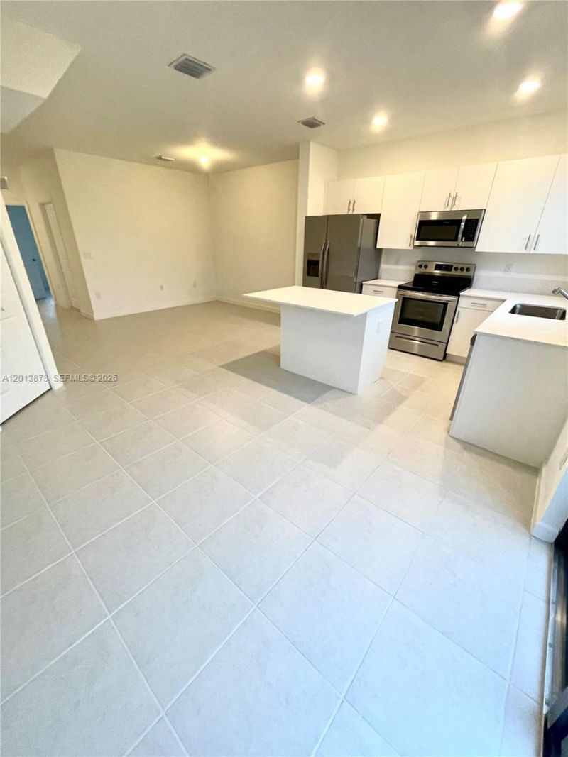 929 NE 211th St , Miami, FL 33179 Photo