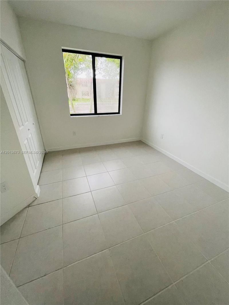 929 NE 211th St , Miami, FL 33179 Photo