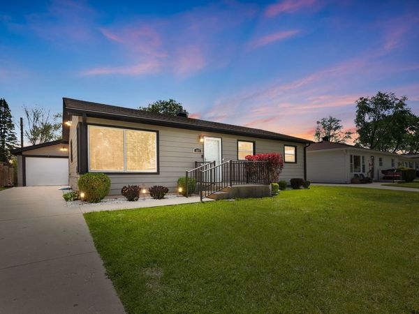 407 BONNIEBROOK Avenue , Mundelein, IL 60060