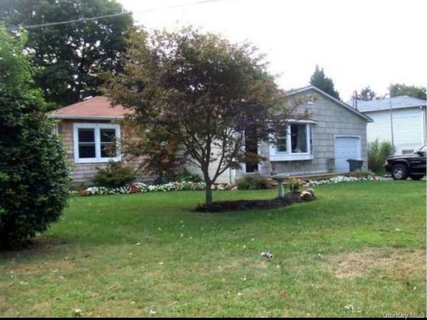 7 Bay Street , Center Moriches, NY 11934
