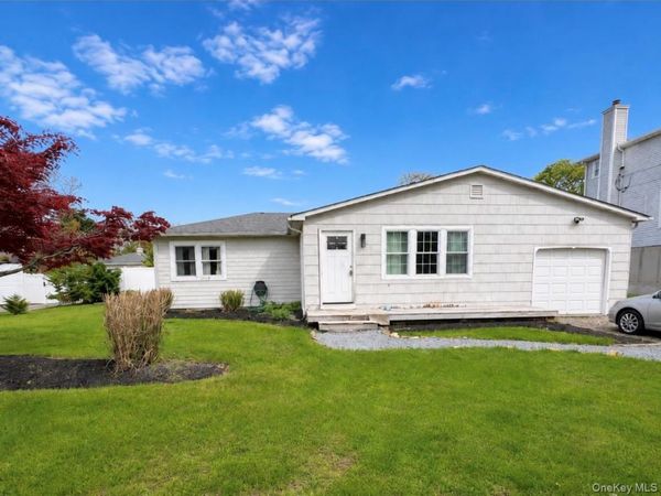 7 Bay Street , Center Moriches, NY 11934