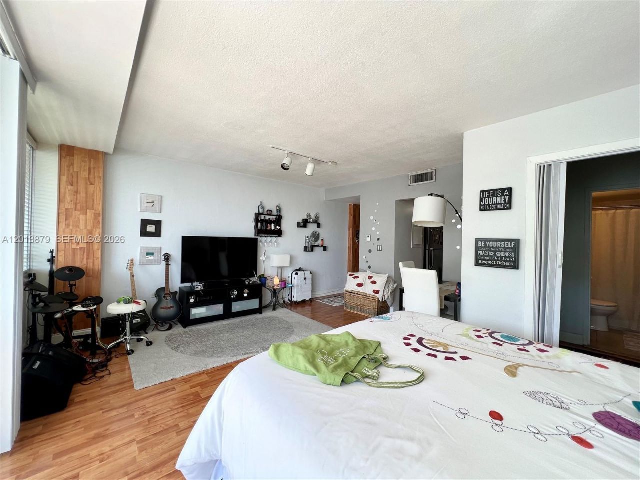 7545 E Treasure Dr, Unit 8I, North Bay Village, FL 33141 Photo