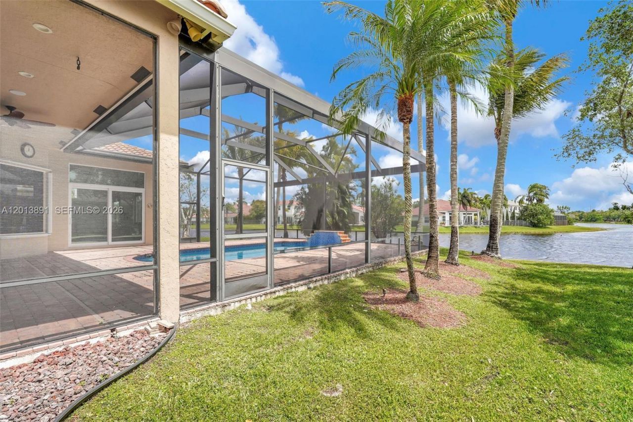 2715 Edgewater Court , Weston, FL 33332 Photo