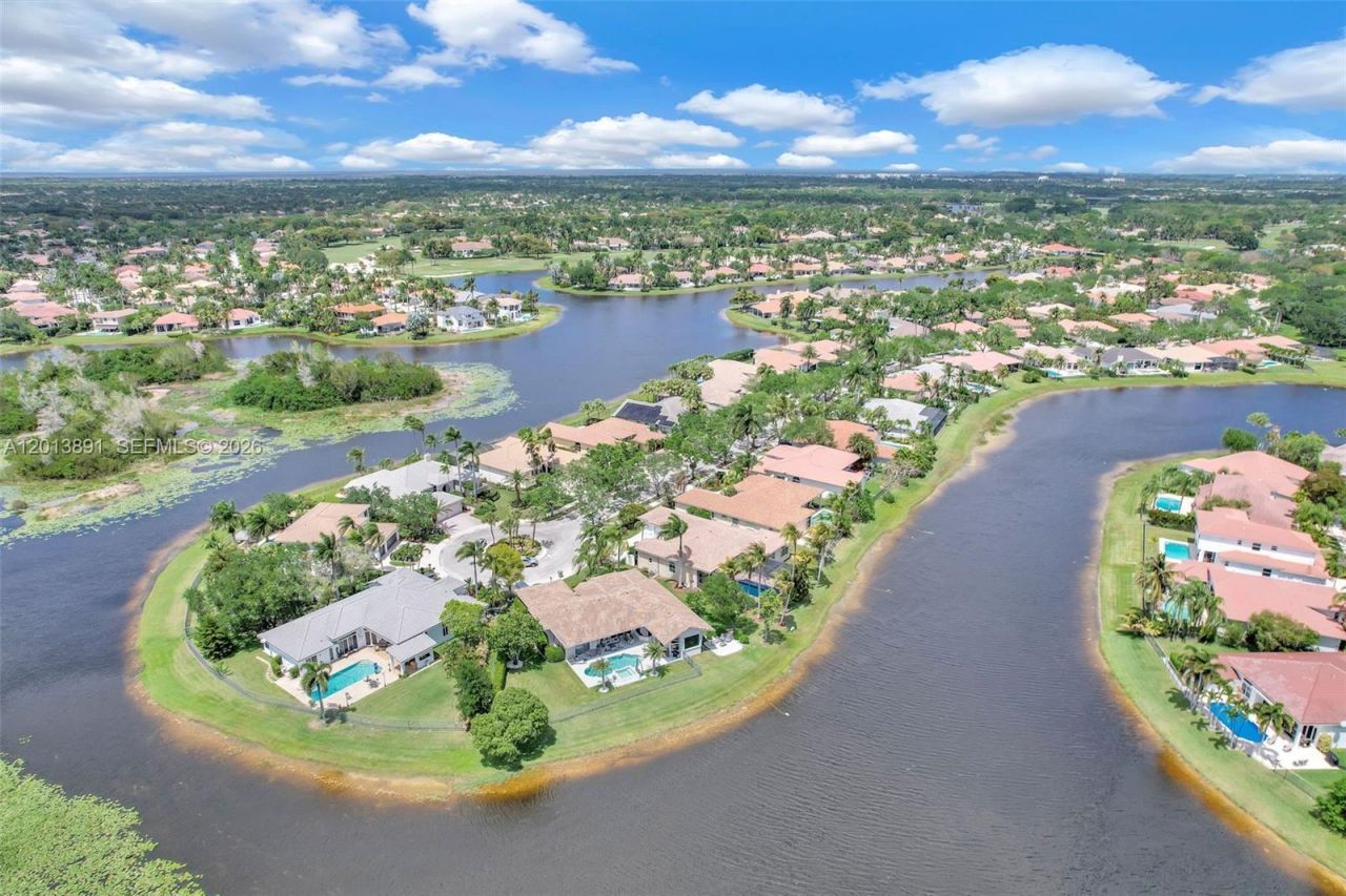 2715 Edgewater Court , Weston, FL 33332 Photo