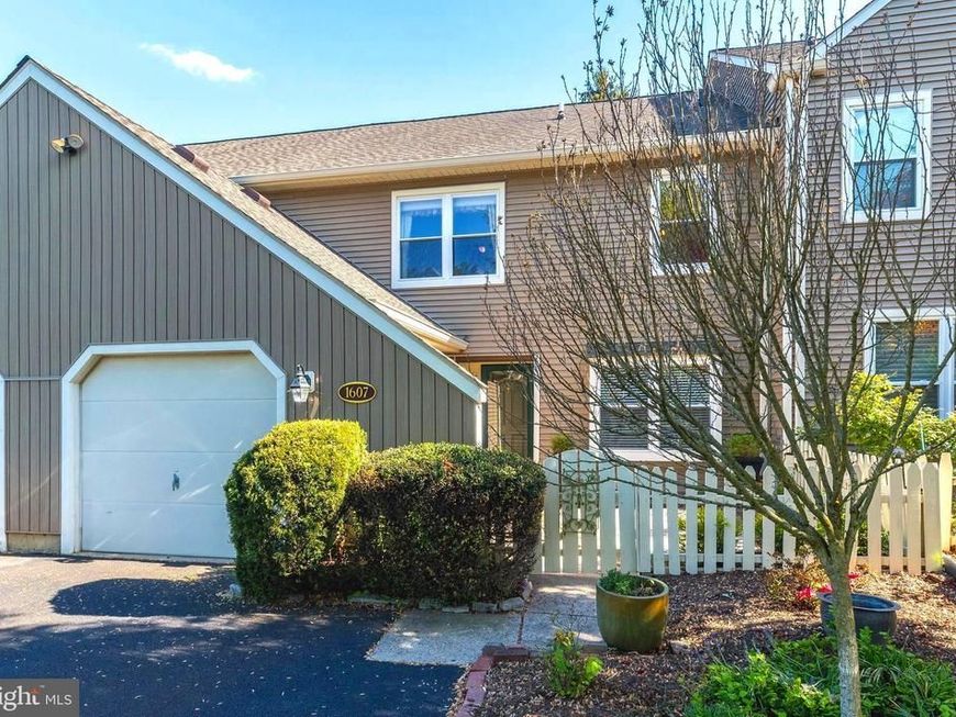 1607 Lakeview Circle, Yardley, PA 19067 Main Photo