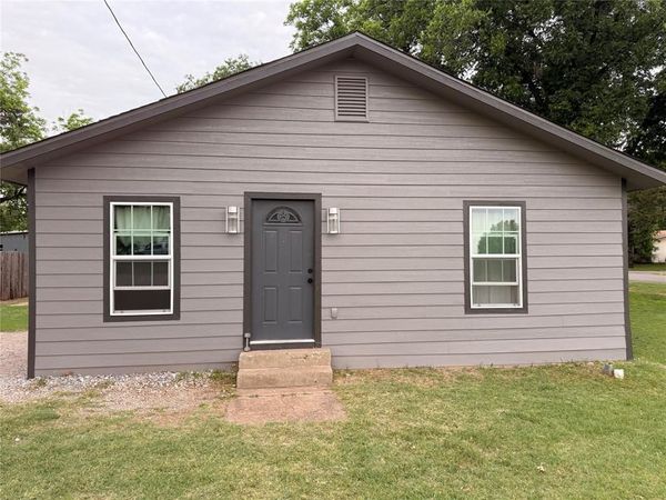 510 N Pacific Avenue , Iowa Park, TX 76367