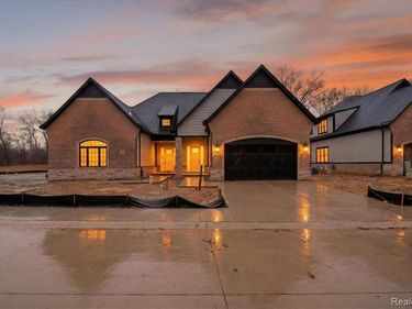 546 Maplehill Road, Rochester Hills, MI 48306