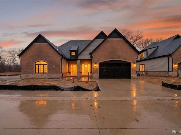 546 Maplehill Road, Rochester Hills, MI 48306