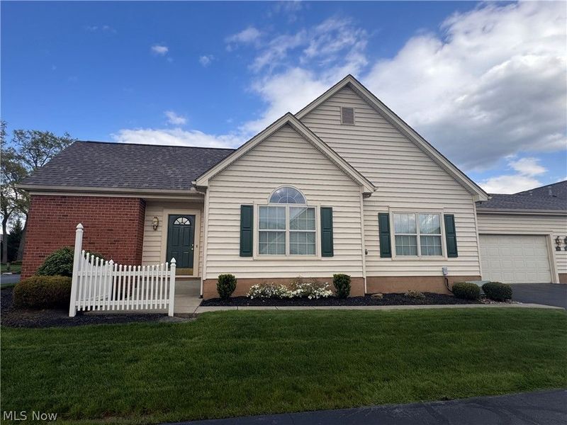 216 Village Court, Columbiana, OH 44408 Photo 1