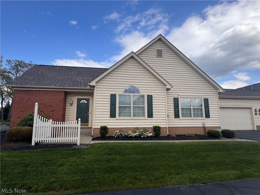 216 Village Court, Columbiana, OH 44408 Main Photo