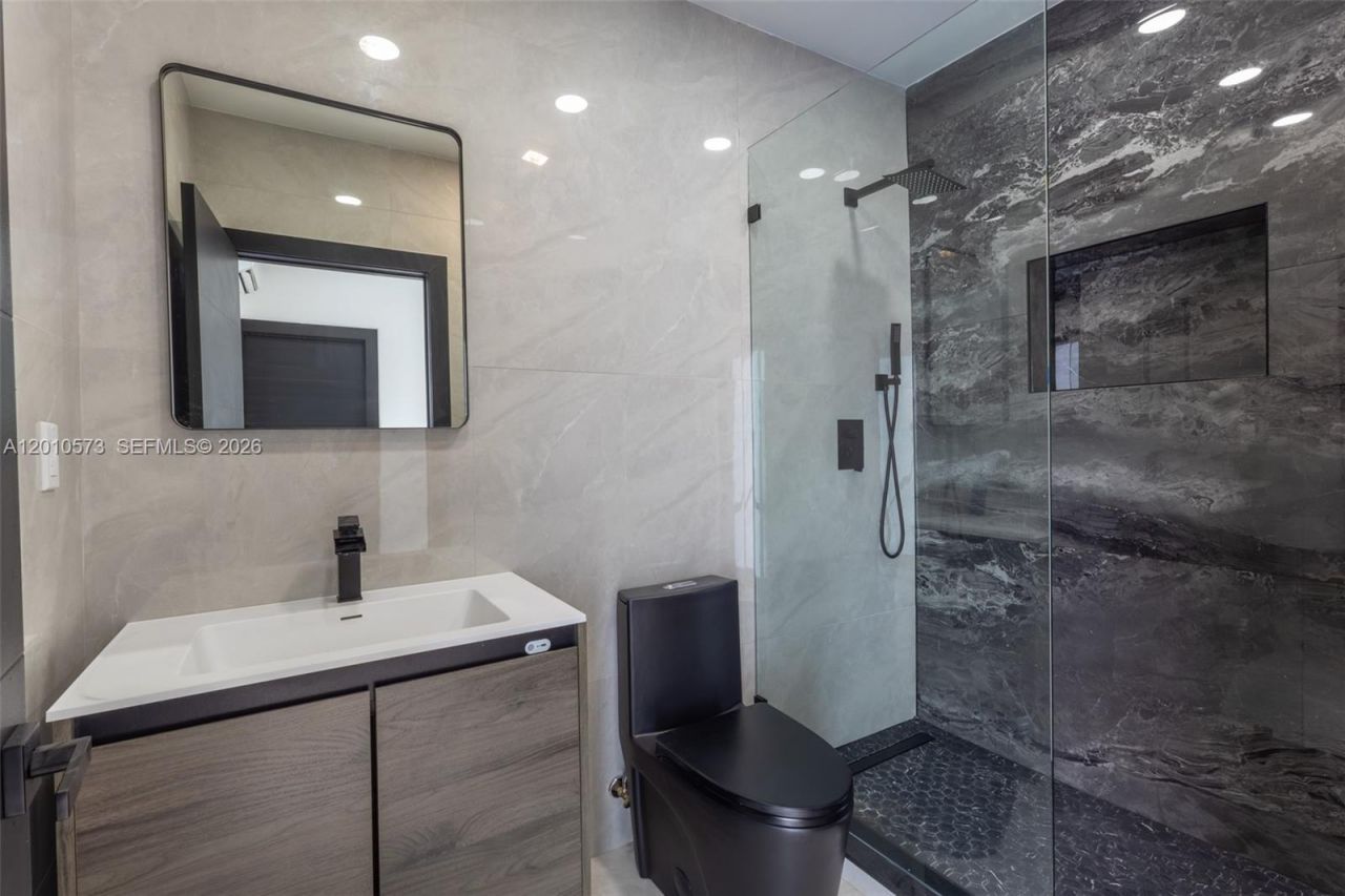 571 NW 152nd St, Unit Back, Miami, FL 33169 Photo