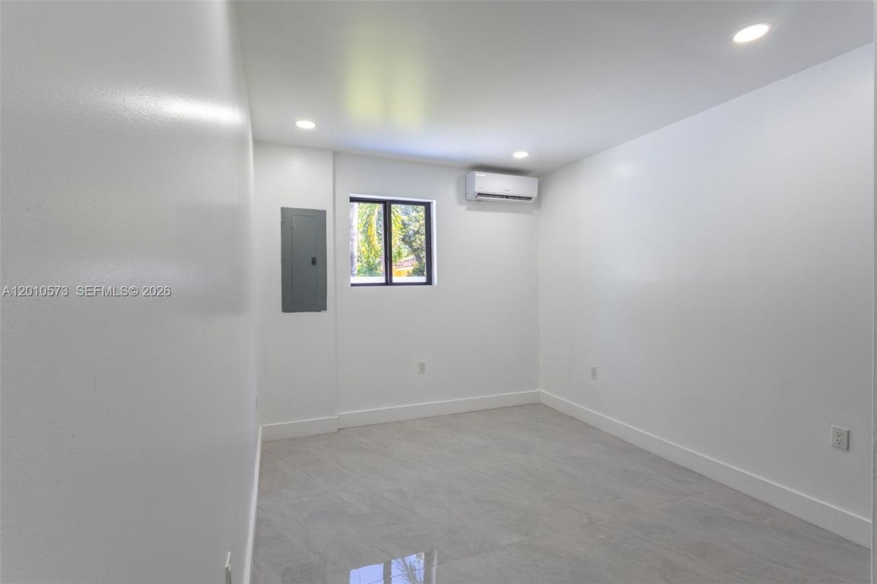 571 NW 152nd St, Unit Back, Miami, FL 33169 Photo