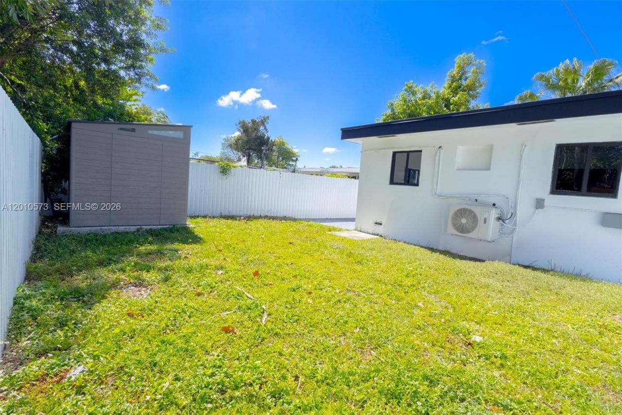 571 NW 152nd St, Unit Back, Miami, FL 33169 Photo