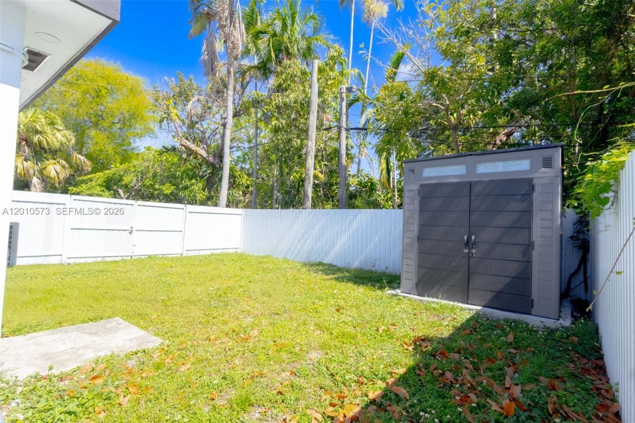 571 NW 152nd St, Unit Back, Miami, FL 33169 Photo