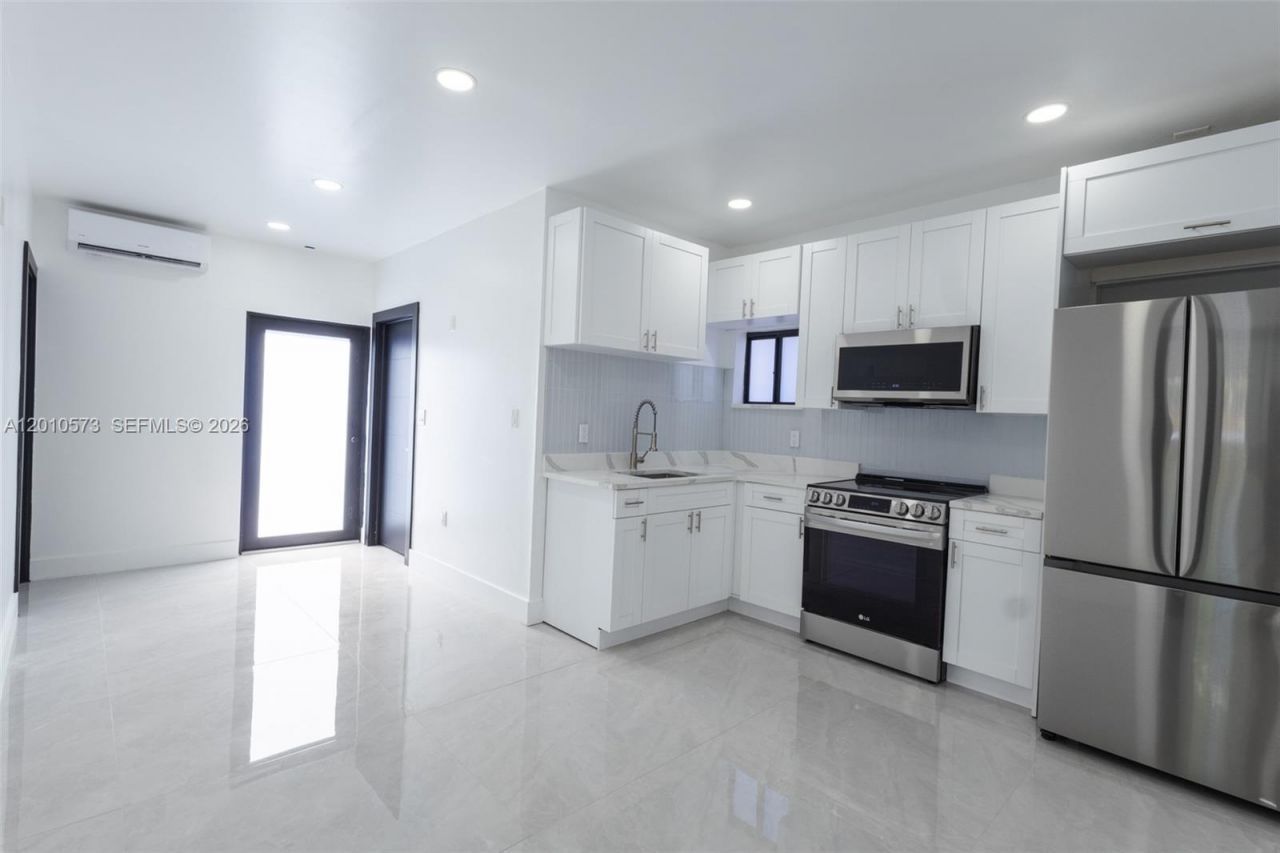 571 NW 152nd St, Unit Back, Miami, FL 33169 Photo