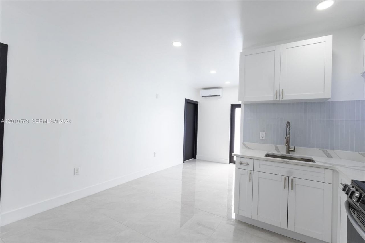 571 NW 152nd St, Unit Back, Miami, FL 33169 Photo
