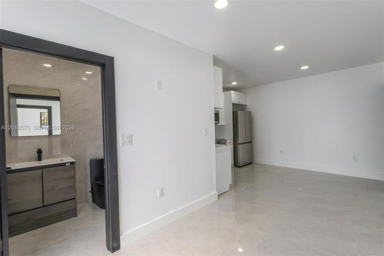 571 NW 152nd St, Unit Back, Miami, FL 33169 Photo