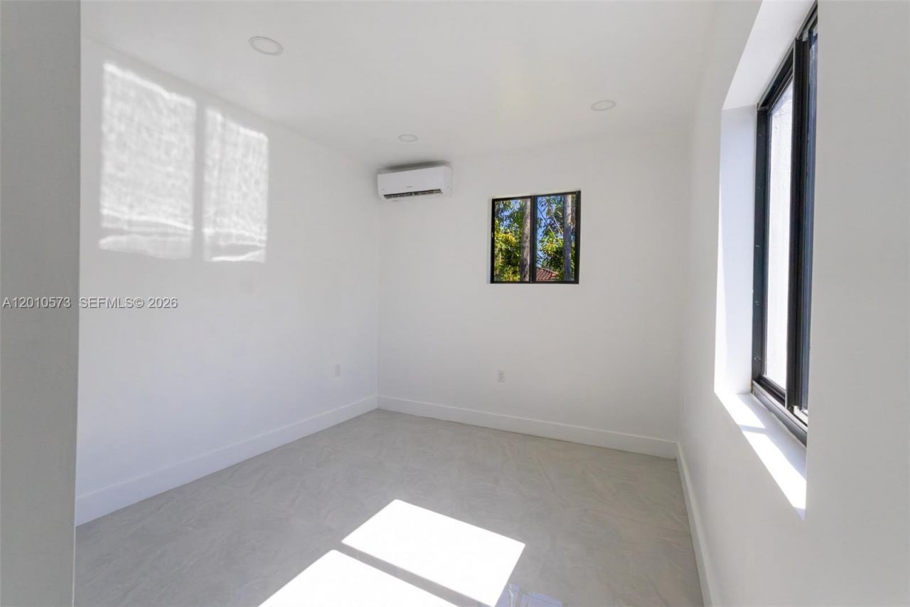 571 NW 152nd St, Unit Back, Miami, FL 33169 Photo